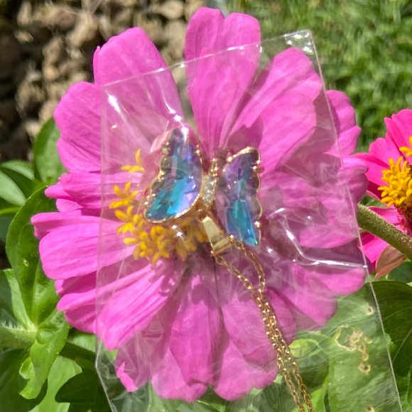 🦋NWT Beautiful Butterfly Crystal Necklaces’s-3 Pretty Colors-Sold Separately😊 - Picture 13 of 16